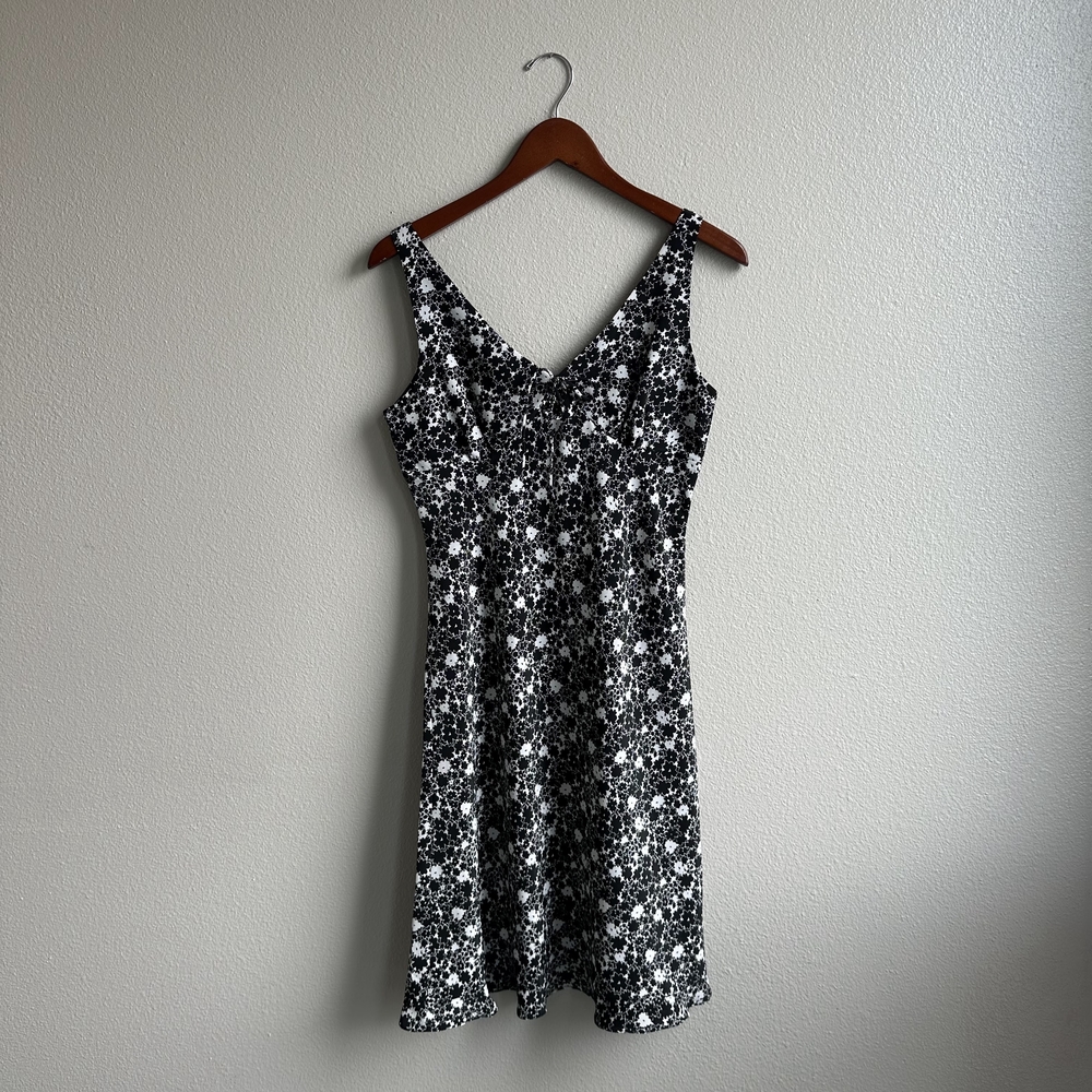 EXPRESS Black and White Floral Sleeveless V-Neck Sundress